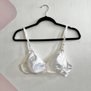 Vintage 70s Lovable White Embroidered Lace Bra Classic Lingerie 36B